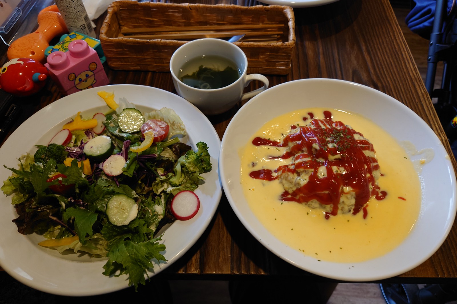 カフェアース,十五穀米のオムライス,大盛りサラダ&わかめスープ
