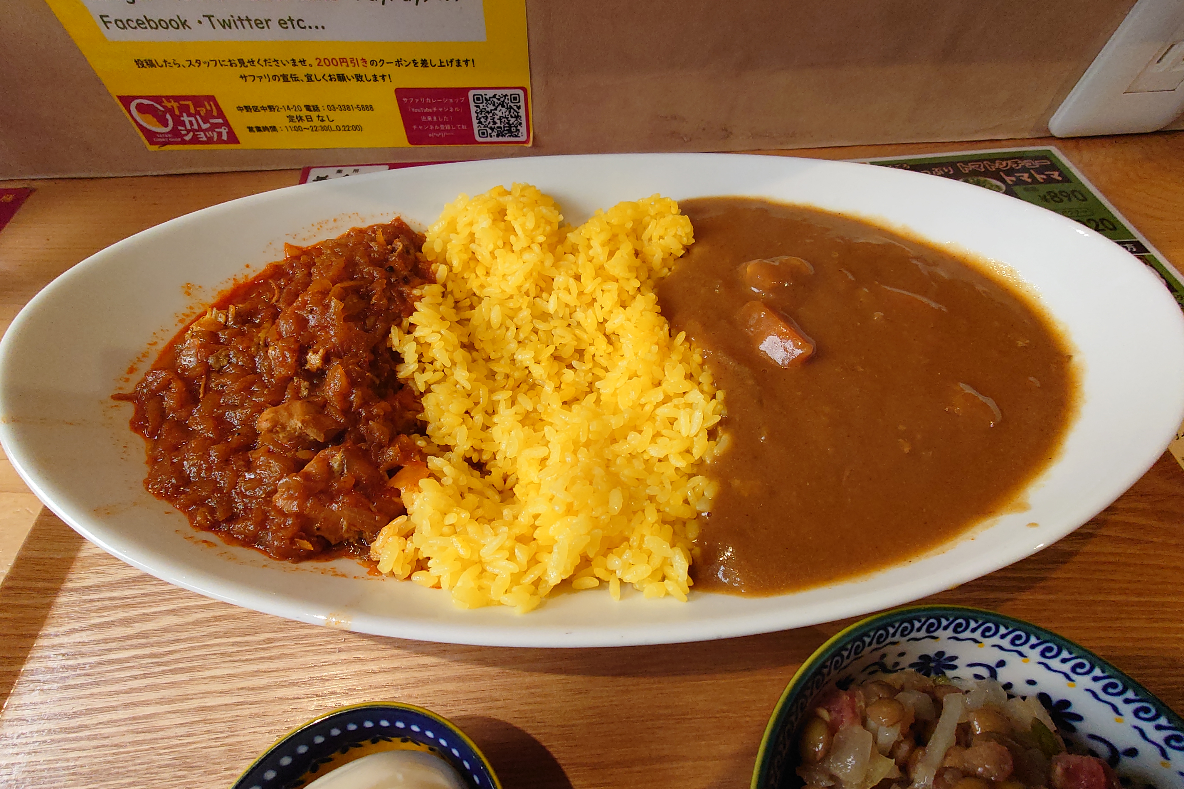 2種類のカレー(ドロワットとチキンカレー)とスペシャル定食,サファリカレーショップ