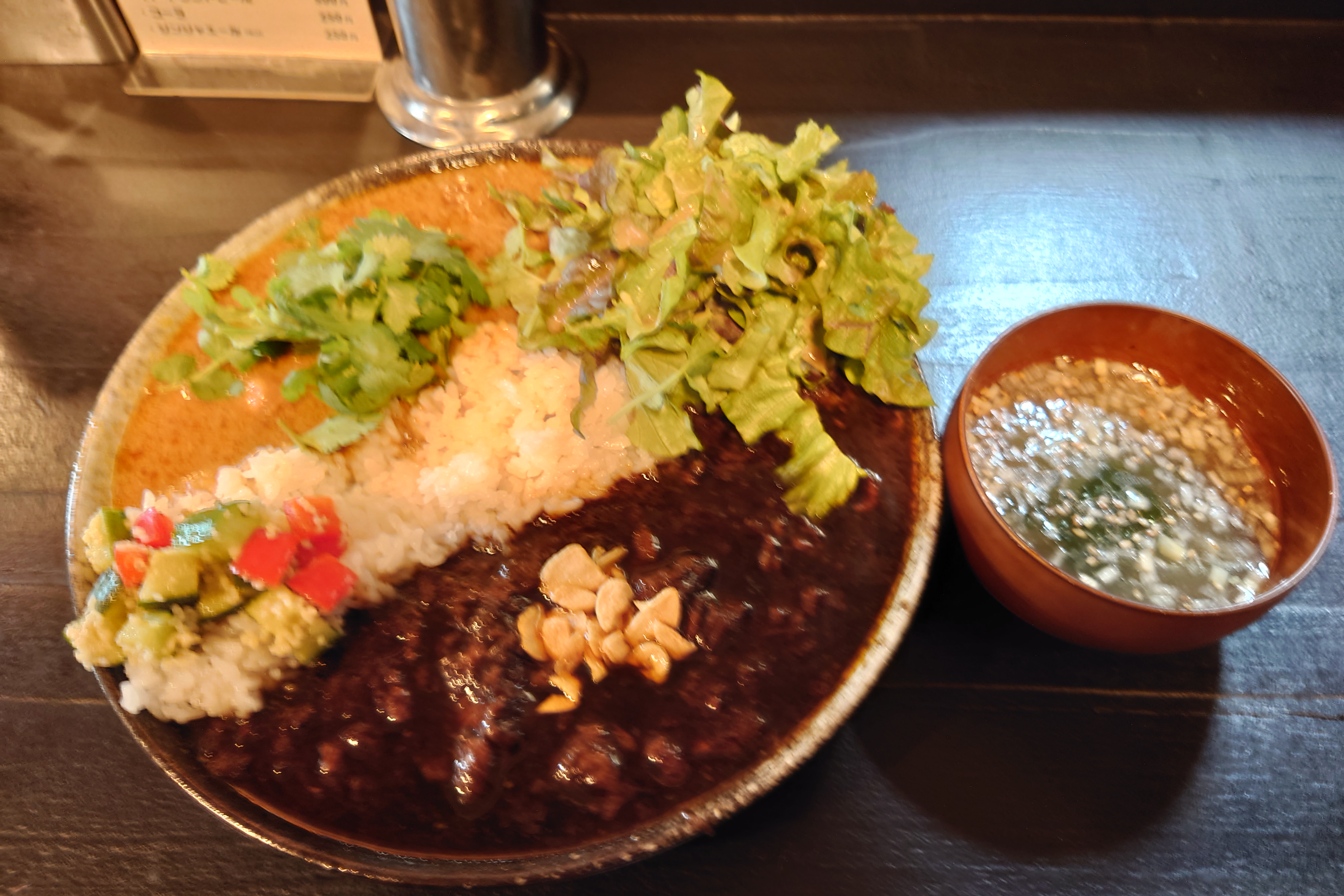 2種盛(コリアンダーチキンと牛すじカレー),スープとカレー