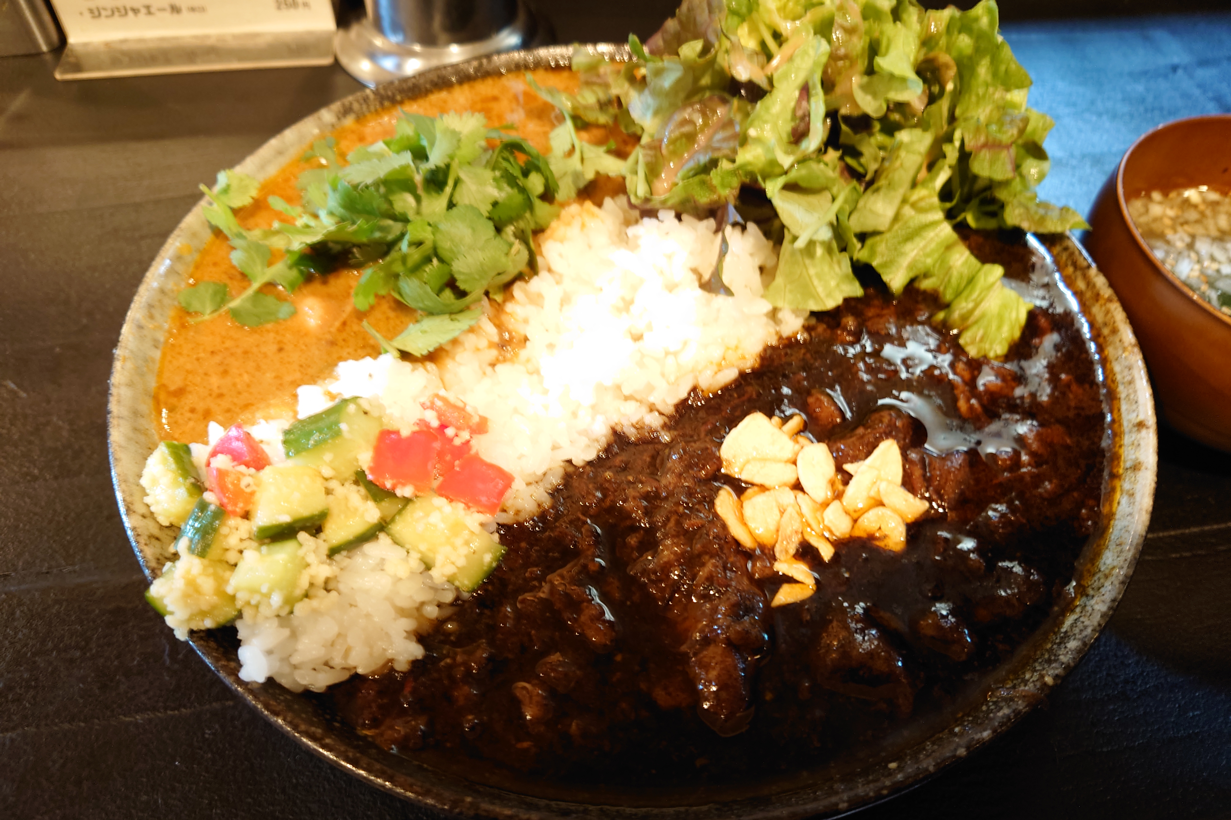 ★2種盛(コリアンダーチキンと牛すじカレー),スープとカレー