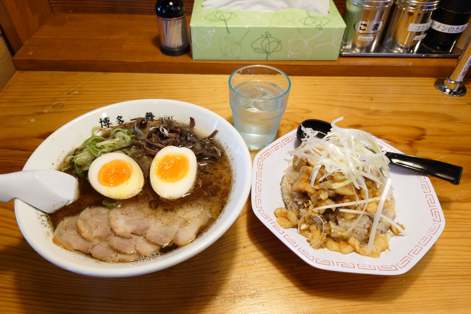 倍得家系ラーメン(黒)ゴロゴロ炒飯セット,博多一舞瑞穂店