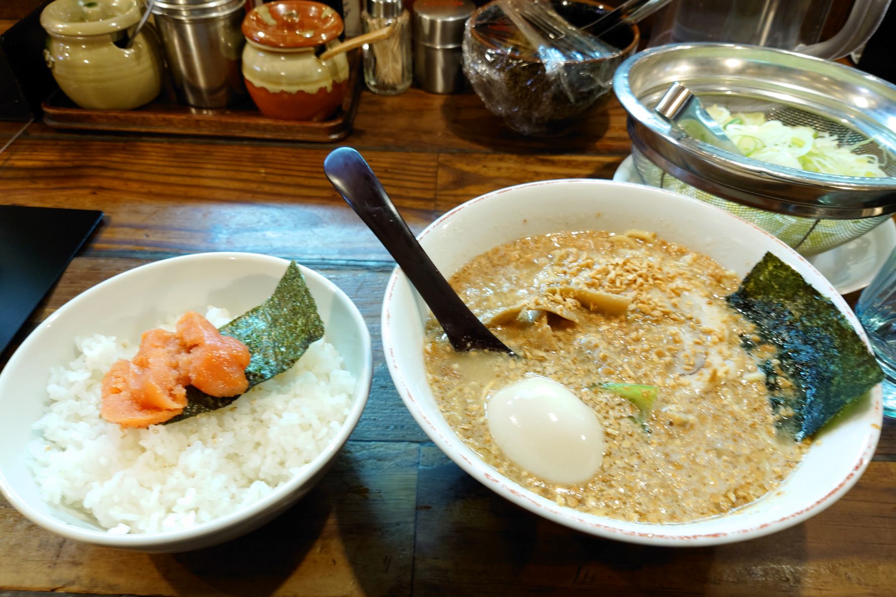 黒一笑(醤油とんこつ),揚げニンニク,明太子ご飯,一笑らーめん