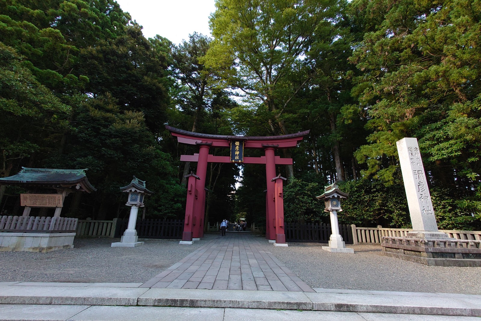 一の鳥居,彌彦神社