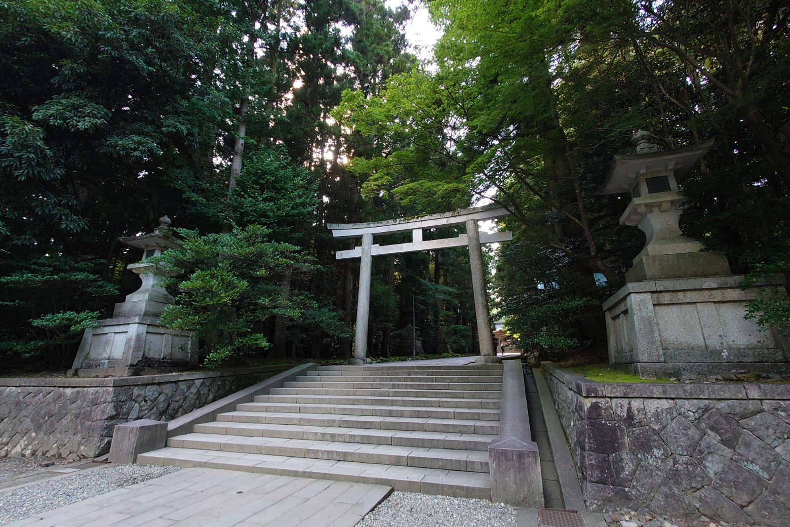 二の鳥居,彌彦神社