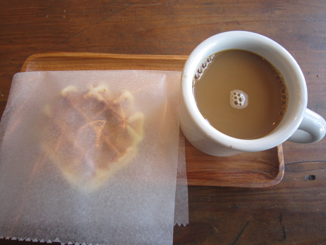 おやつのマルシェ,焼きたてワッフルとコーヒー