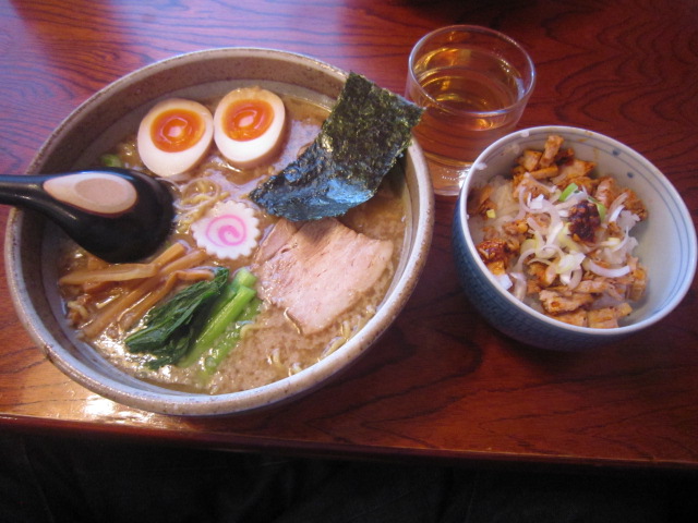 うさぎ屋,らーめん,半熟味付玉子,豚ごはん