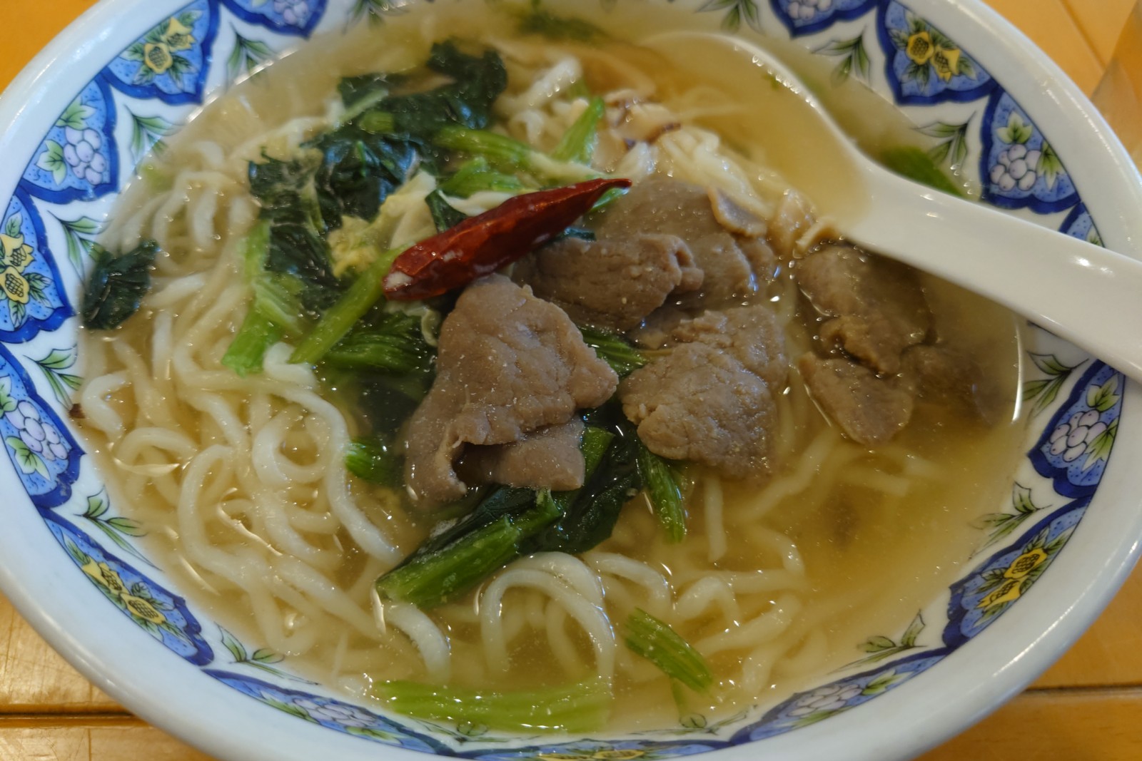 牛肉のあっさり激辛ラーメン,中国ラーメン揚州商人池袋西口店