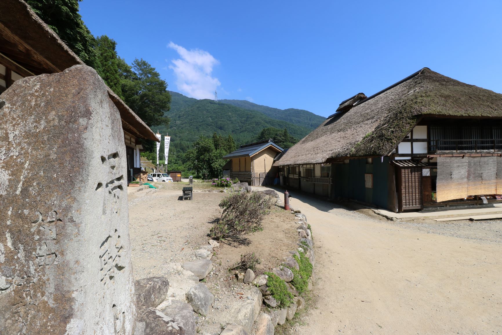 大内宿,湯殿山碑