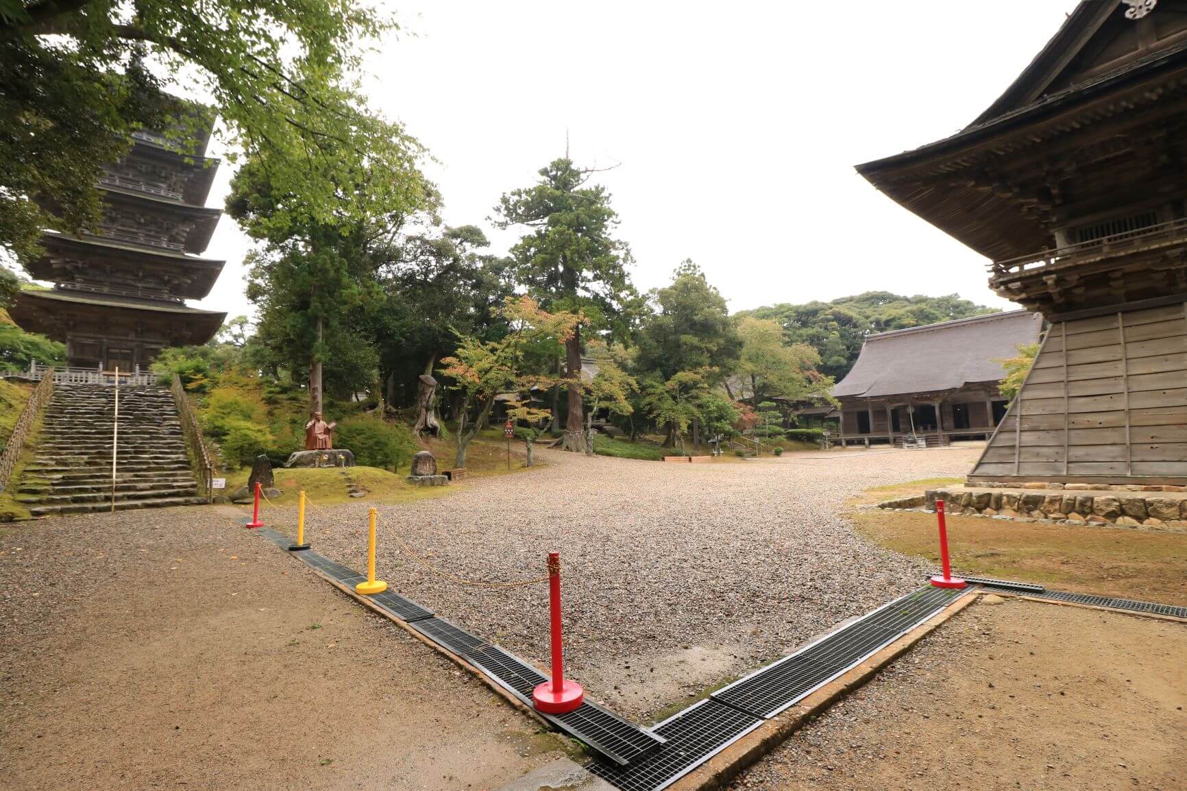 金榮山妙成寺の本堂と鐘楼