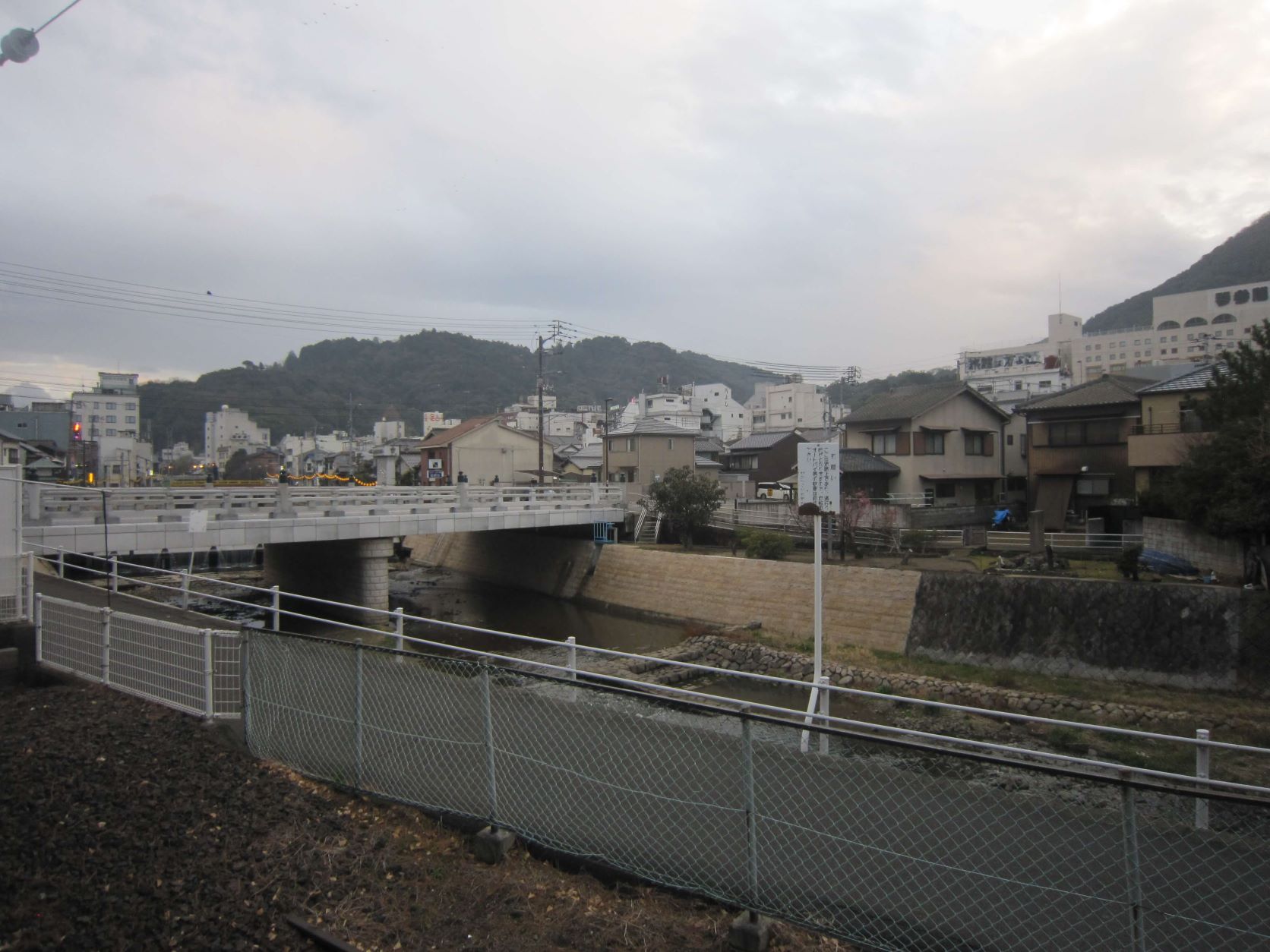 金倉川,琴電琴平駅