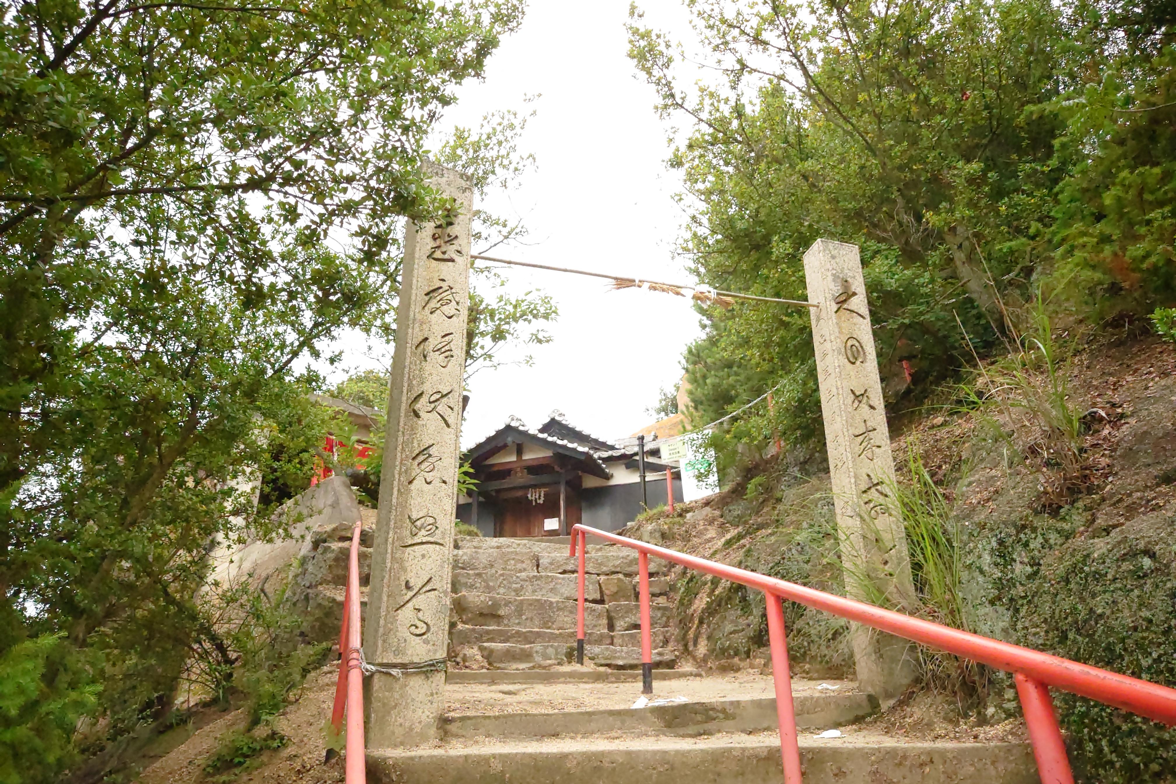 小瀬石鎚神社,重岩