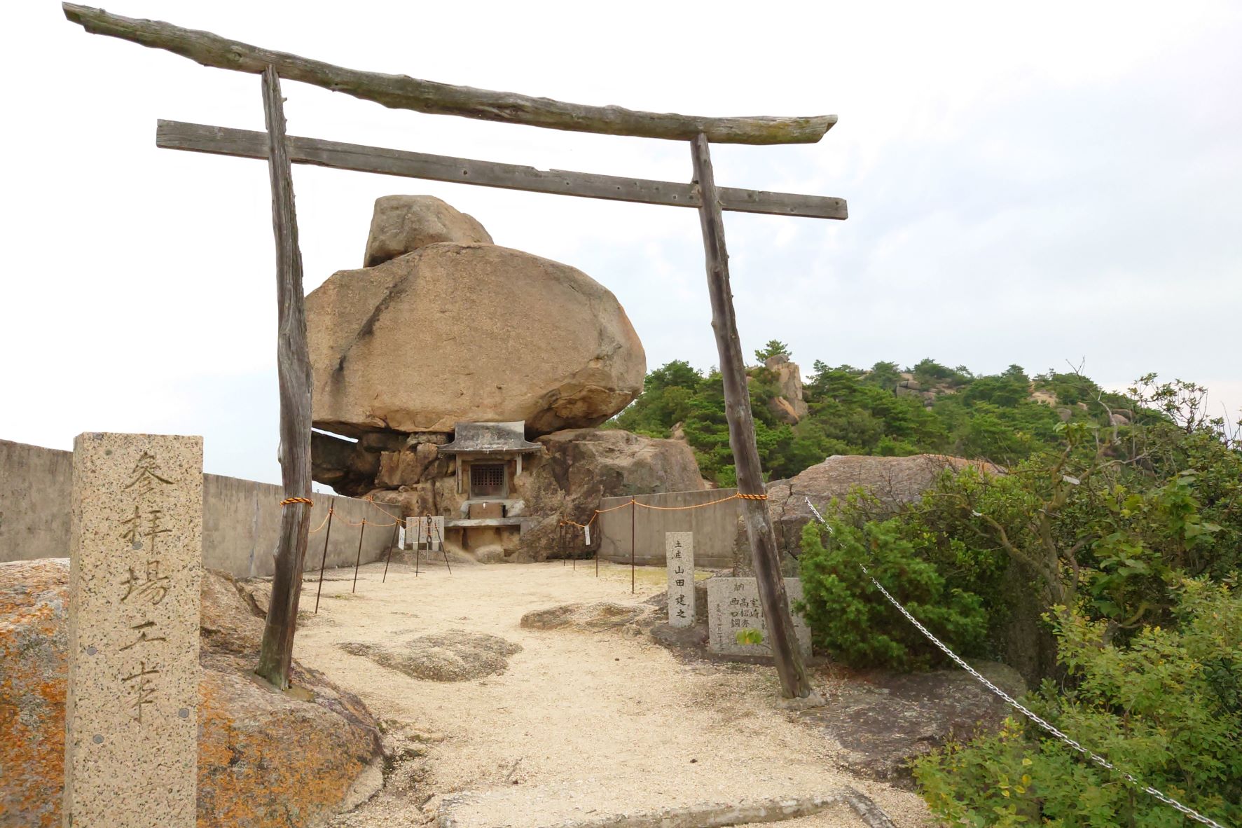 小瀬石鎚神社,重岩