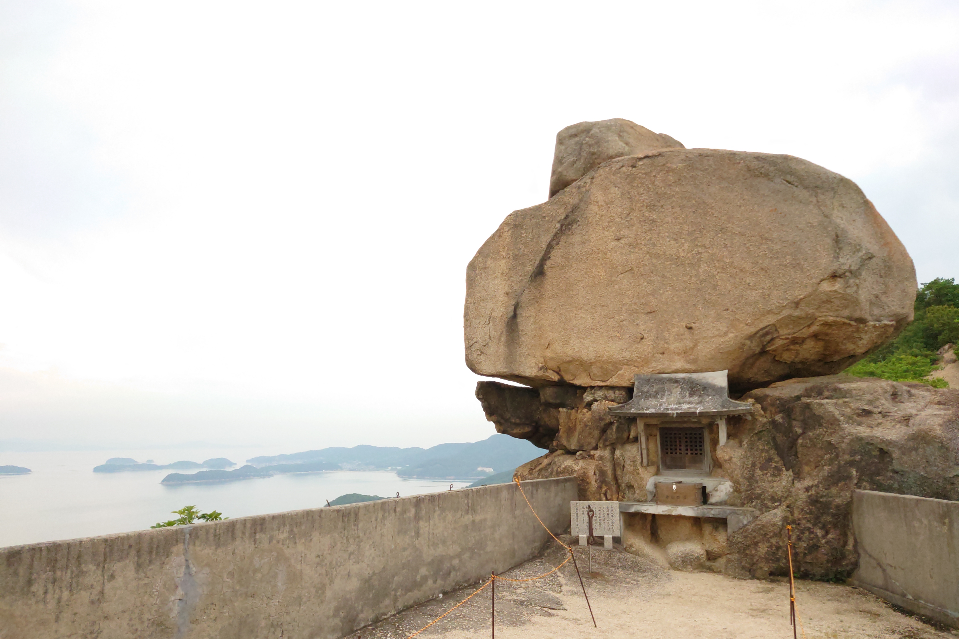小瀬石鎚神社,重岩