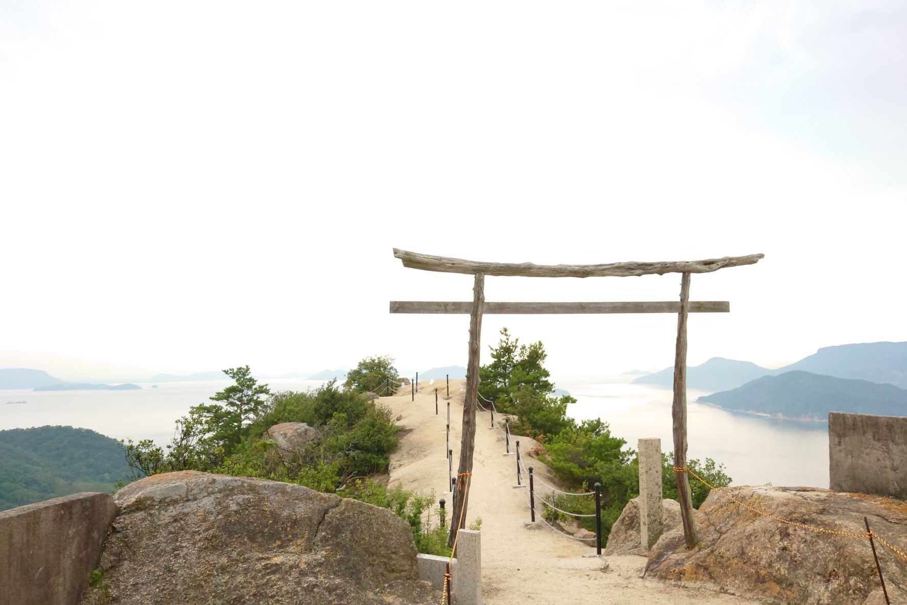 小瀬石鎚神社,重岩