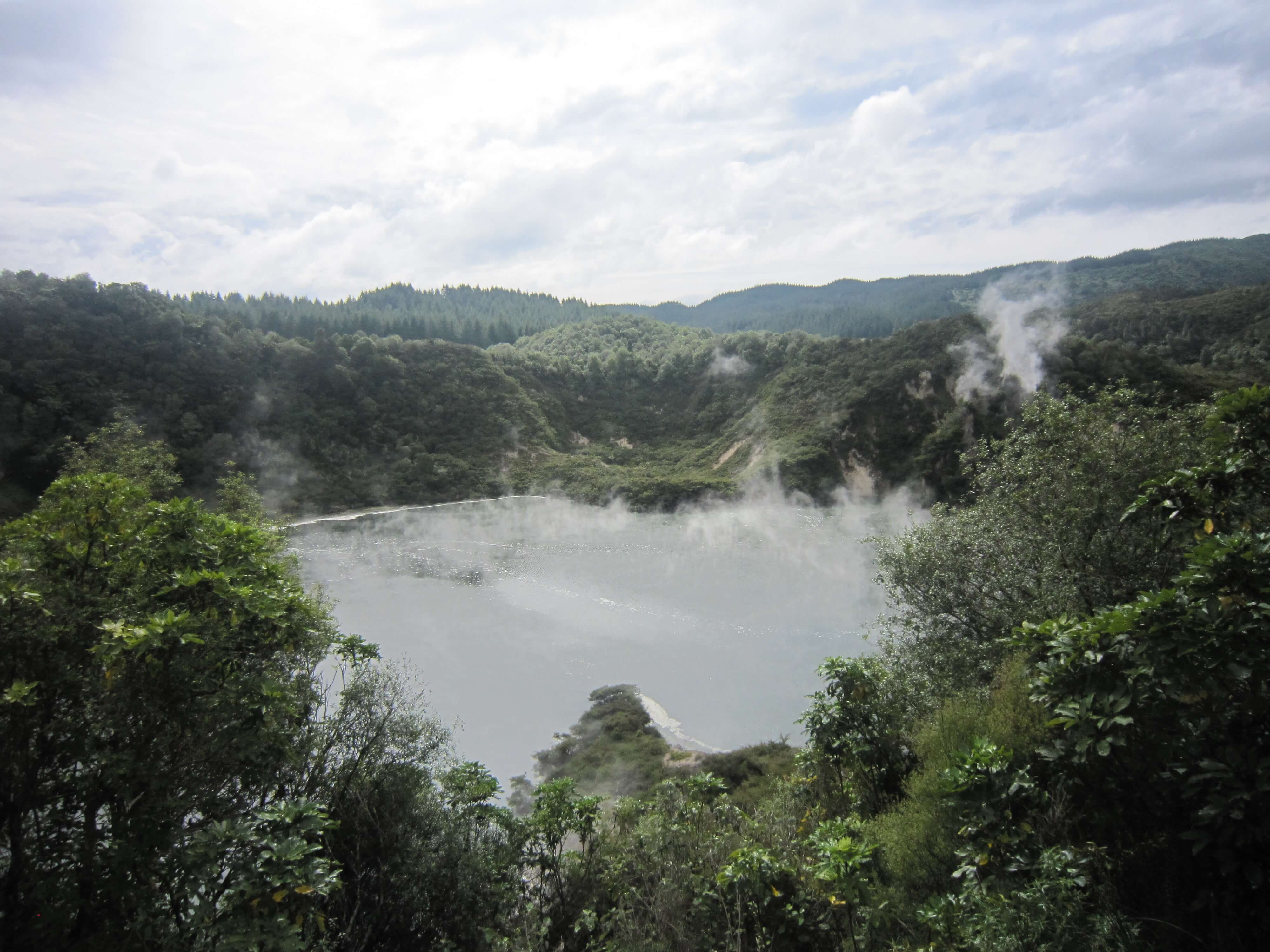 フライパン湖<,ワイマング火山渓谷