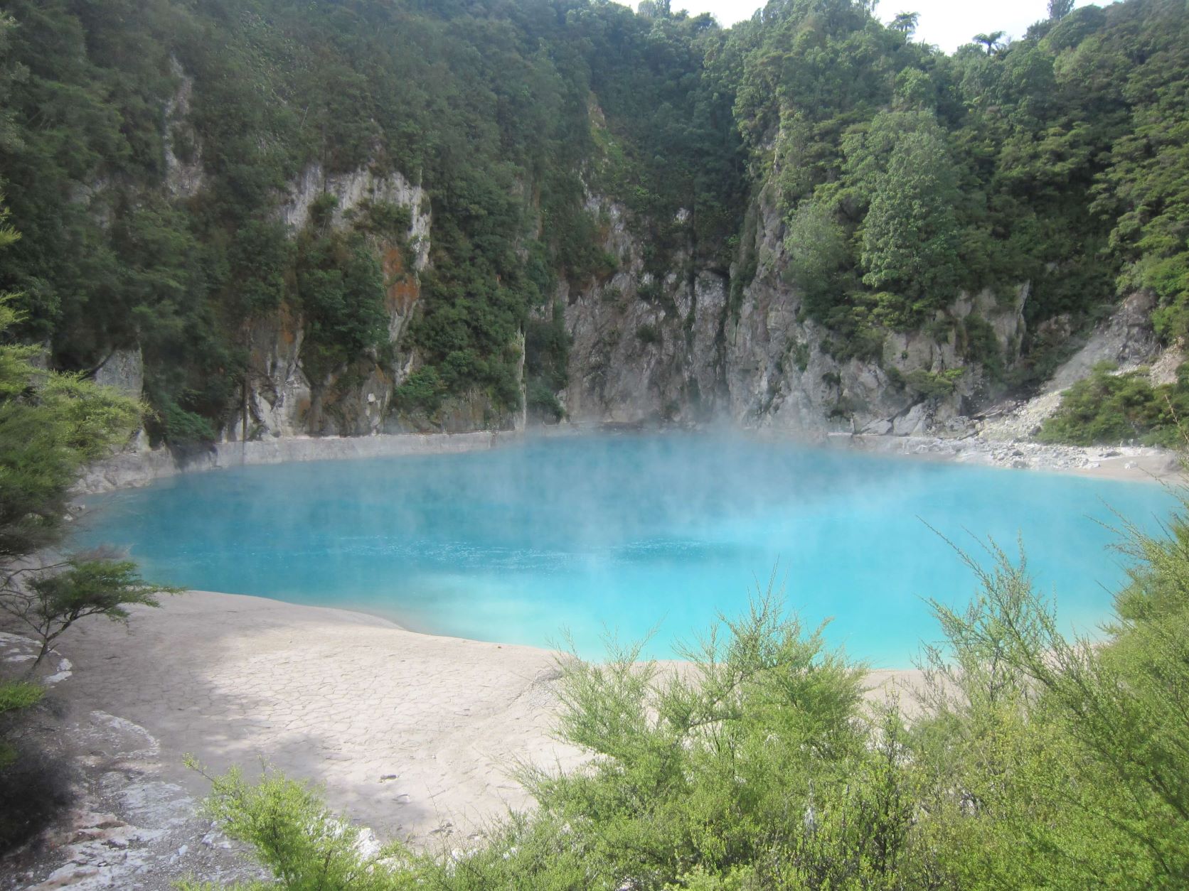 インフェルノ火口湖,ワイマング火山渓谷